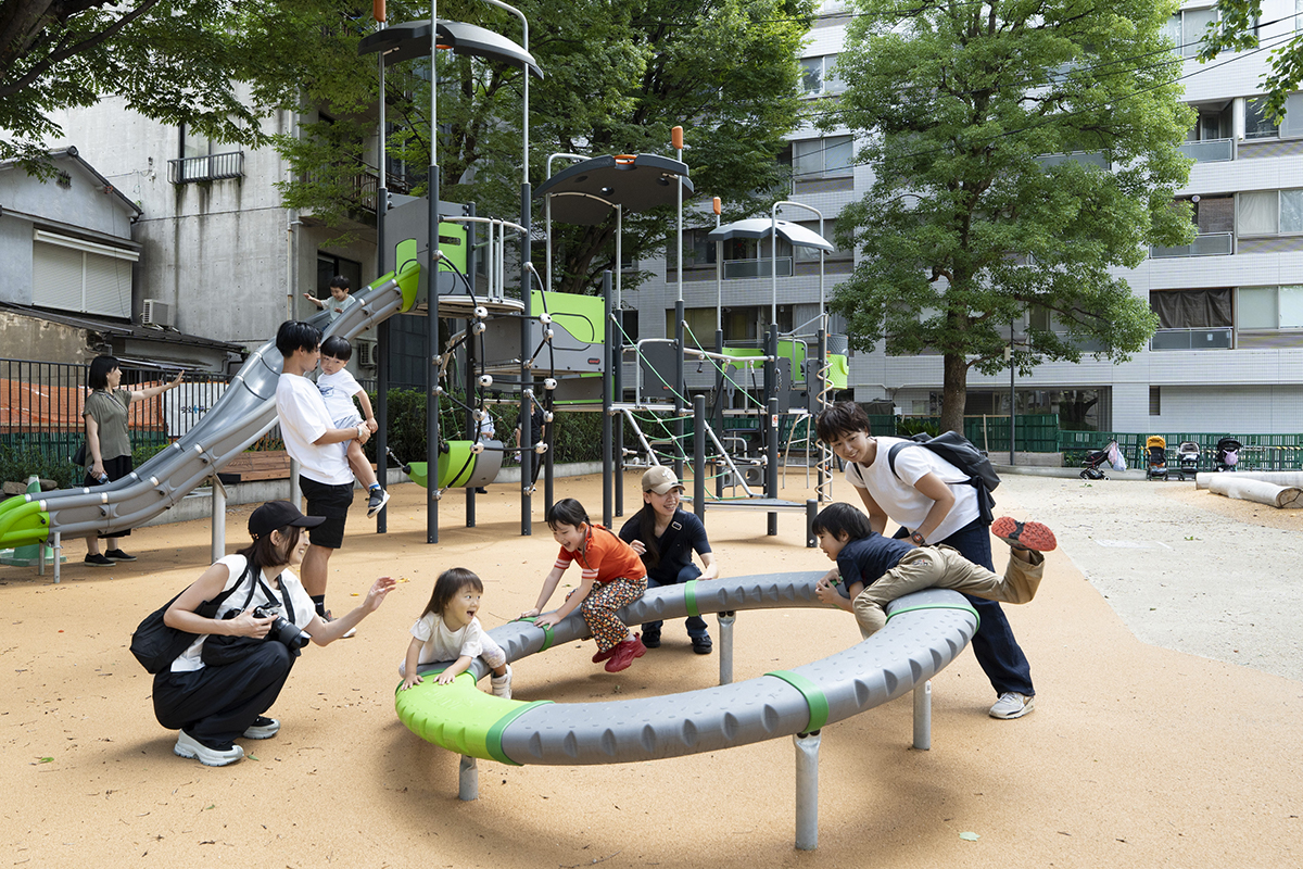 �s��ŕ�炷�q�ǂ��̓���Ɋ��Y���u�����т̋��_�v
<!--#�^�O�p�����L�[���[�h-->
<!--���O�����я�-->
<!--�R���p����-->
<!--�ٔN���-->